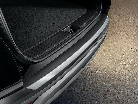 Ukrasna traka na stražnjem braniku, optika brušenog aluminija